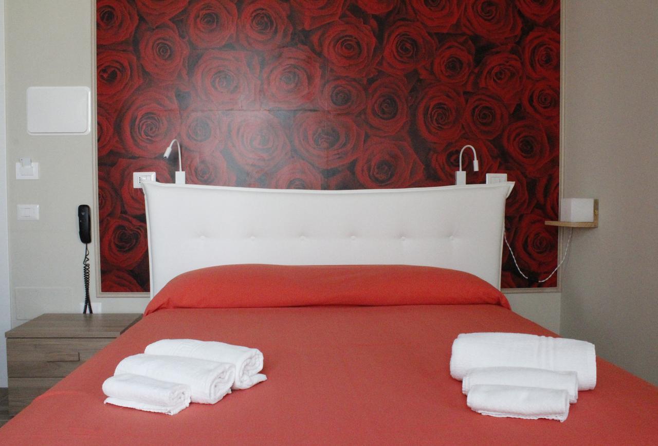 Hotel Royal - Beauty & Spa 切萨雷奥港 外观 照片